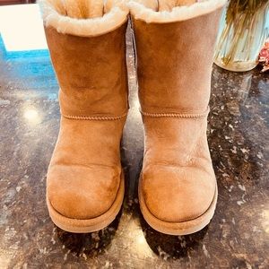 barely worn Beige Ugg boots with back brown bows and fluffy crème inside. Size 7